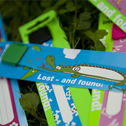 "Ztracenky" - dětské náramky, na které lihovým fixem napíšete, kam se má volat v případě, že se vaše ratolest zatoulá.  